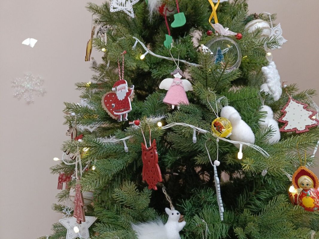 Что делать, если ребенок проглотил мишуру: советы врачей