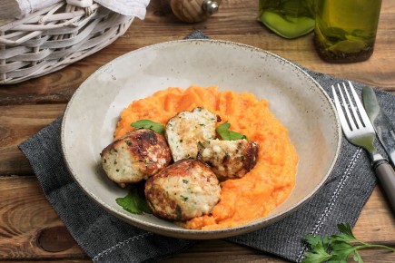 Сочный куриный фарш с чеддером и тыквенный рай на тарелке