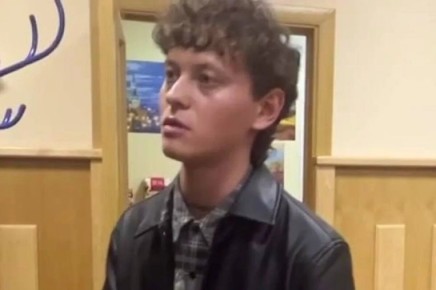 Судебная драма: певец Шарлот отключен от видеосвязи за вспышку гнева