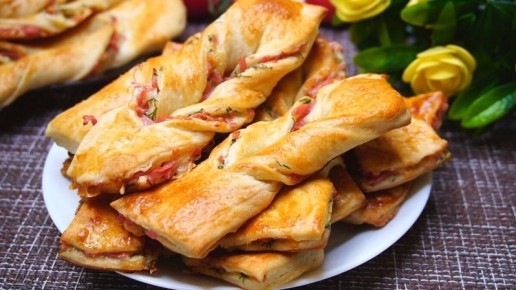 Слойки с сыром и колбасой: идеальная закуска за 15 минут