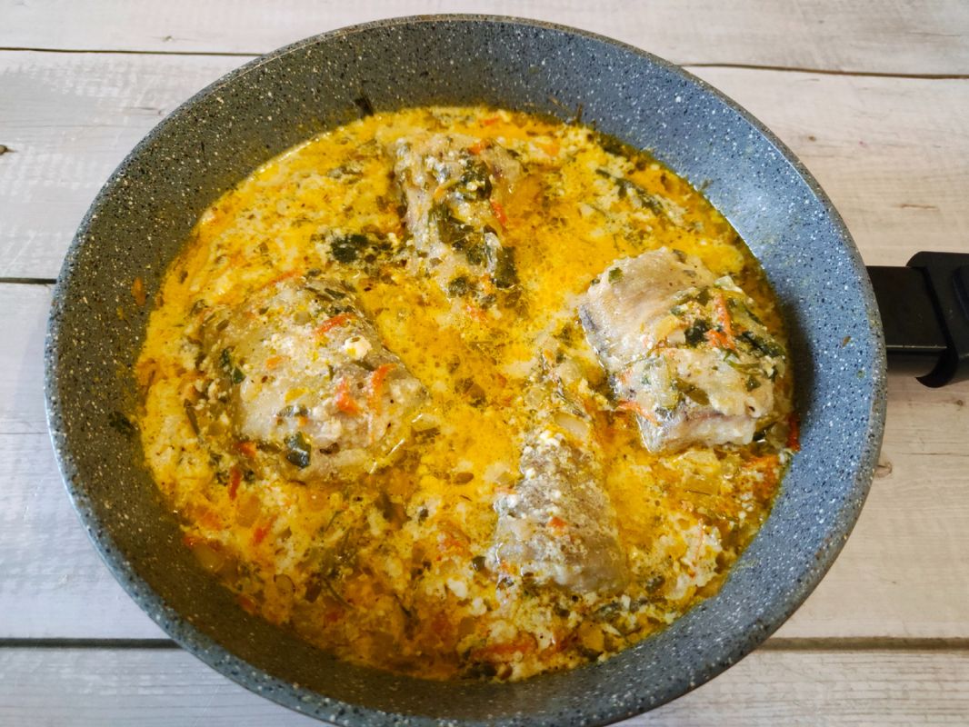 Рецепт минтая в сметанном соусе