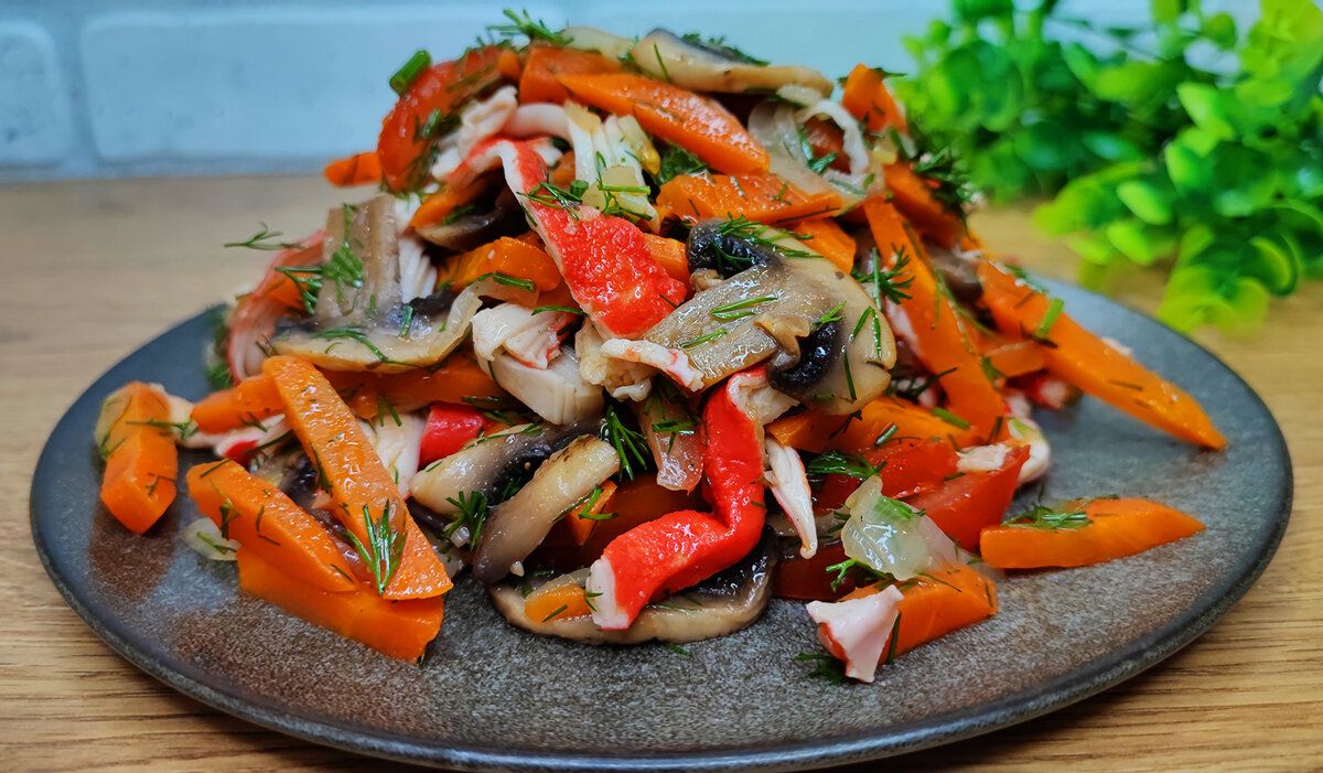 Новый взгляд на традиционный салат с крабовыми палочками: легкий и вкусный рецепт