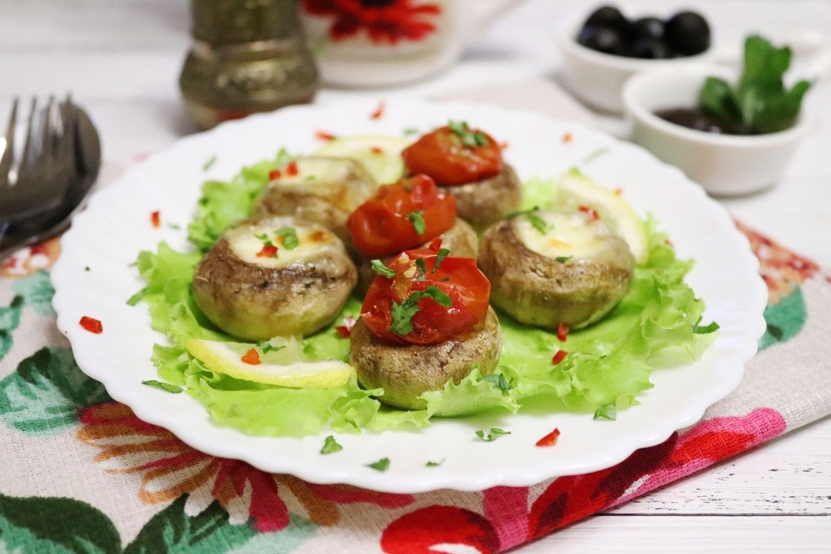 Готовим фаршированные шампиньоны за полчаса: идеальная закуска для дружеской встречи