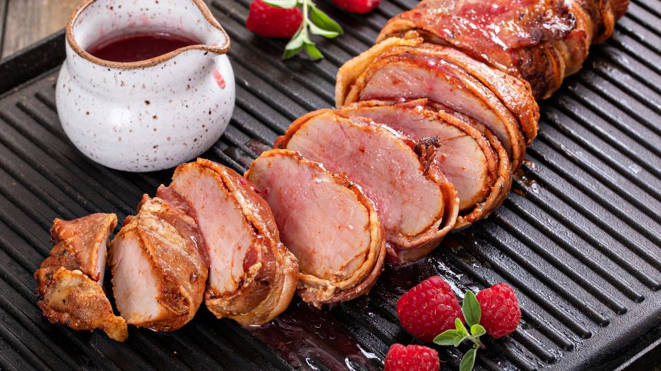 Простой способ удивить гостей: свиная вырезка в беконе