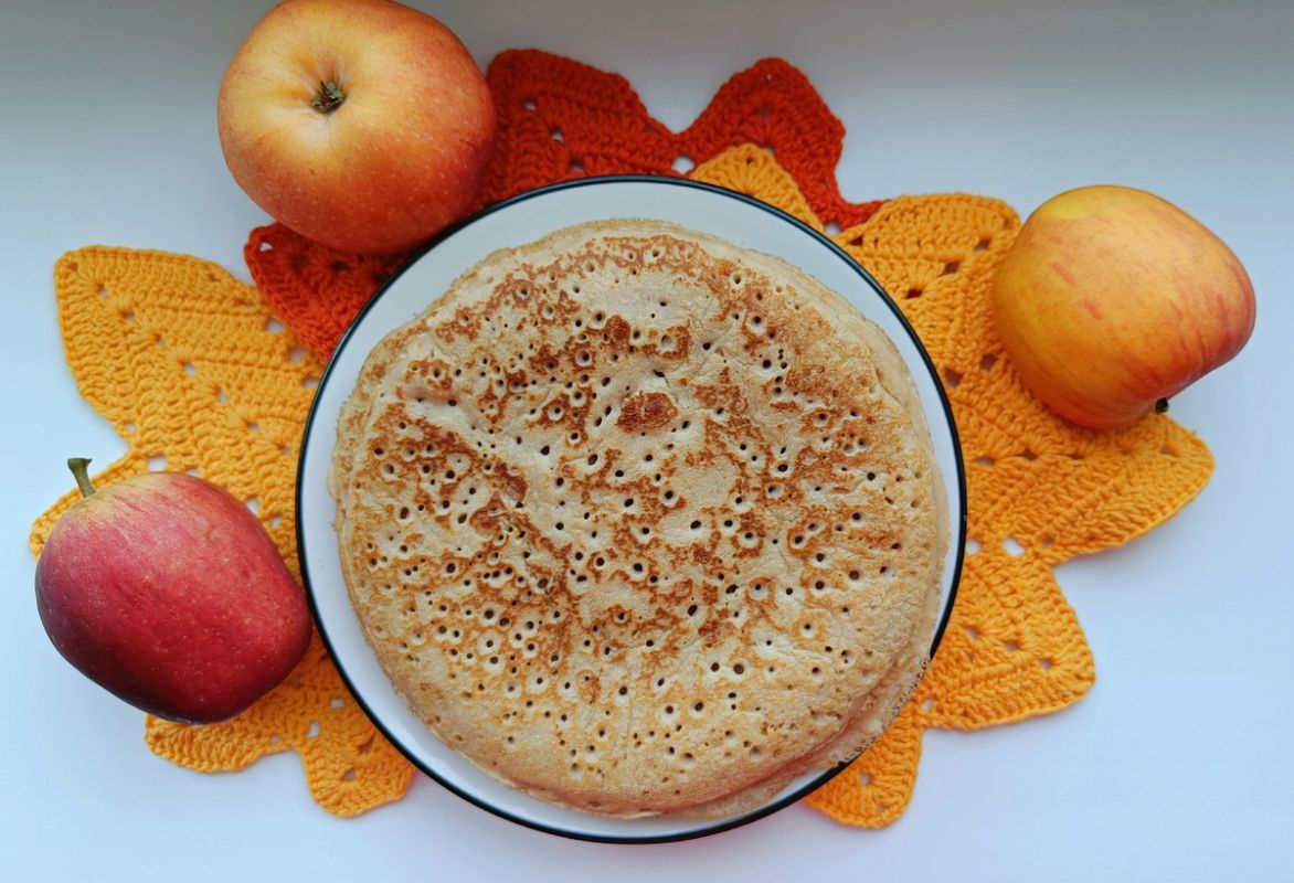 Яблочные блинчики с курагой: здоровое лакомство без сахара и глютена