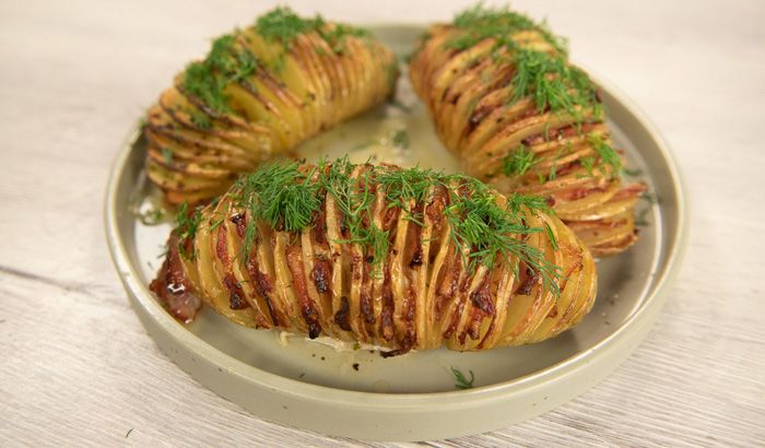 Как приготувать картошку-гармошку с беконом и ароматными травами