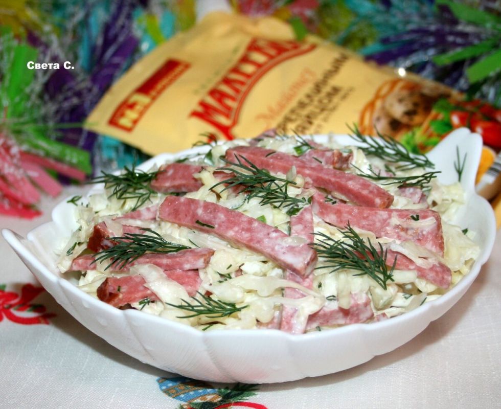 Салат с капустой и копчёной колбасой: быстро и вкусно