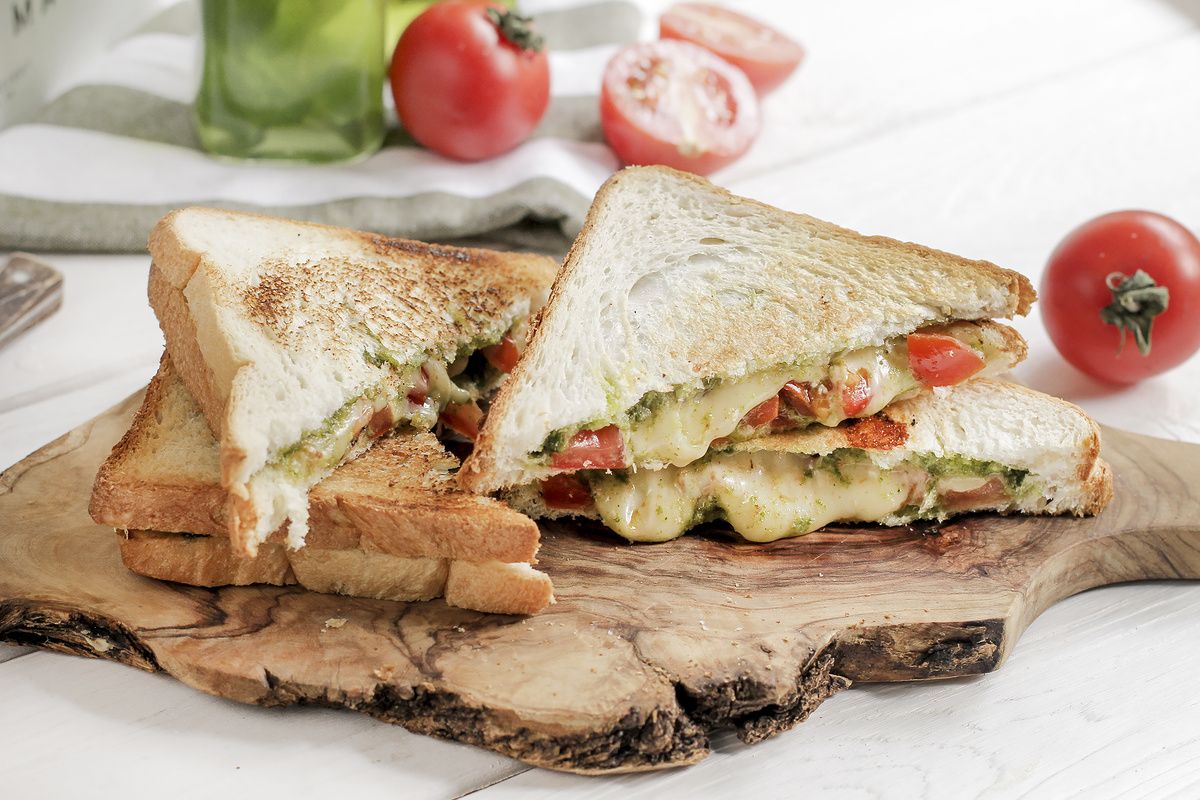 Итальянская классика: сэндвичи с моцареллой и песто для простого угощения