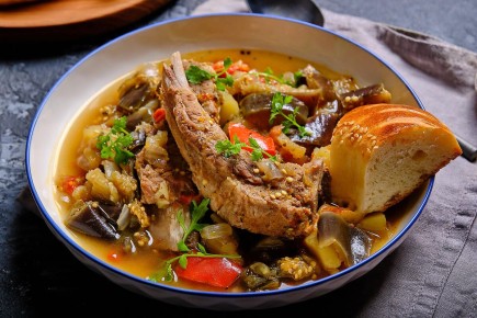 Ароматное рагу из баклажанов и свиных рёбрышек