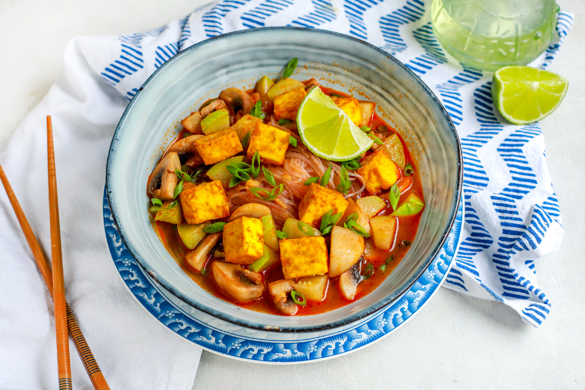 Рецепт запеченного тофу с фунчозой в соусе том ям