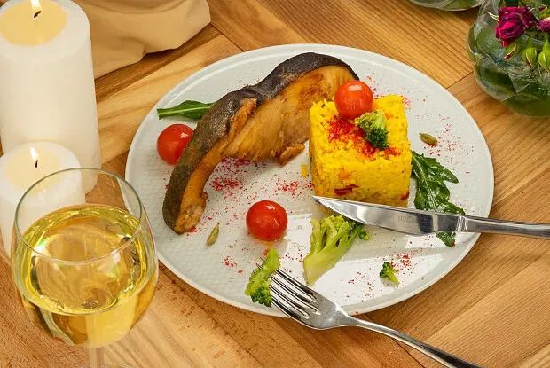 Изысканный стейк из белуги с ароматным рисом: кулинарный шедевр на вашем столе