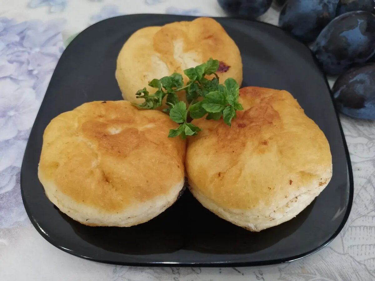 Сладкие пирожки со сливами: простое и аппетитное лакомство