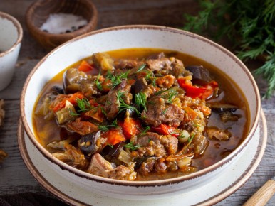 Нежное мясо с овощами: кулинарный хит, который готовит себя сам