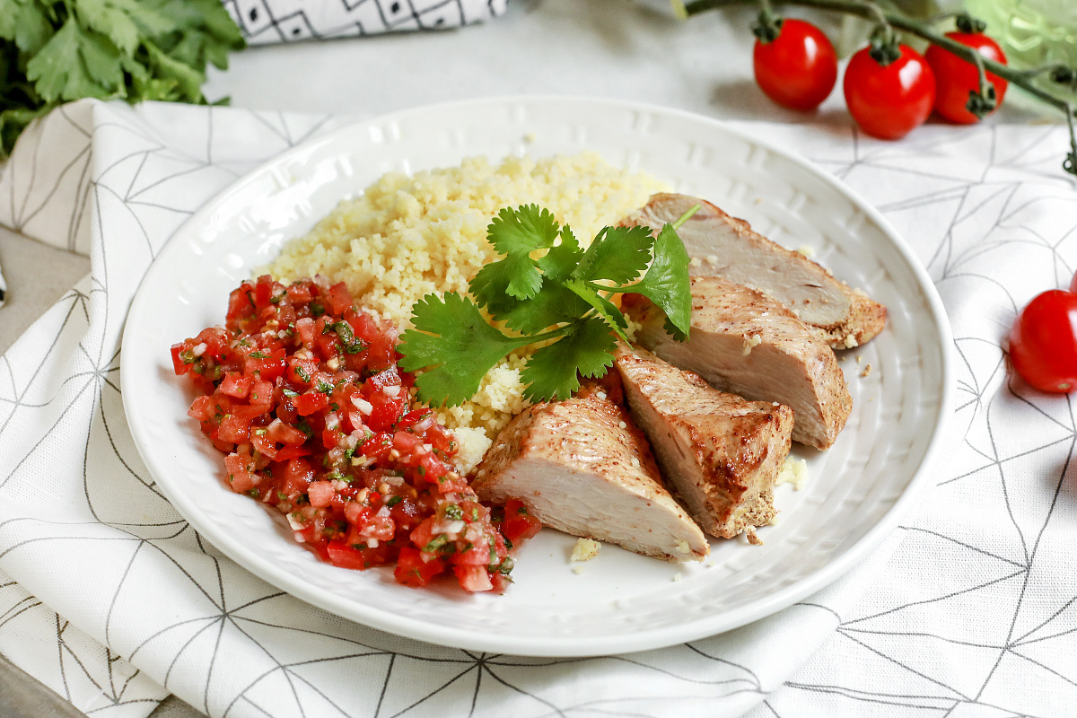 Индейка тандури с кус-кусом и томатной сальсой
