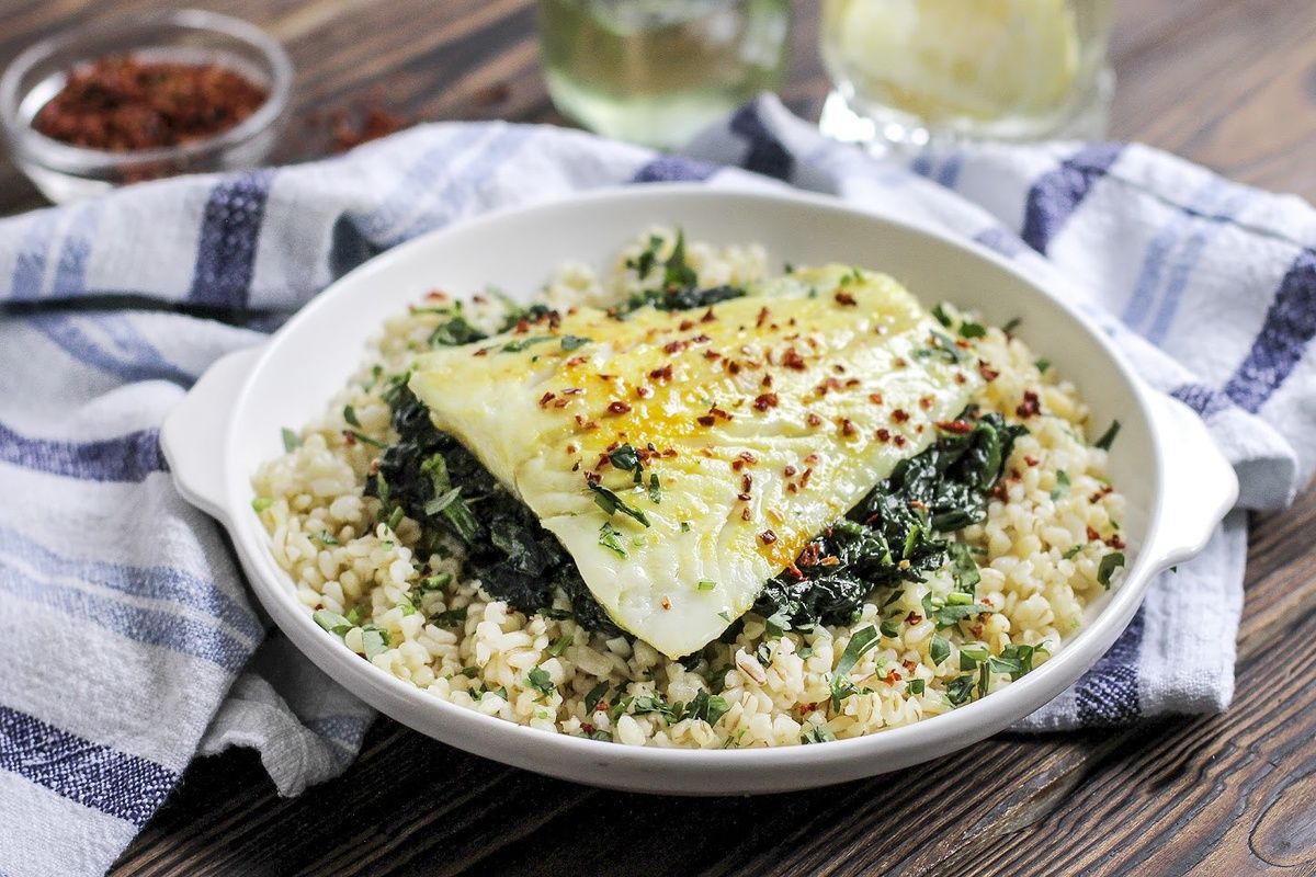 Нежная треска с яркой куркумой и шпинатом: восхитительный гарнир из булгура