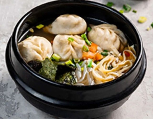 Манду-ккук: праздник вкуса и удачи в корейском супе с пельменями