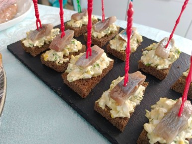 Необычная закуска с сельдью на черном хлебе