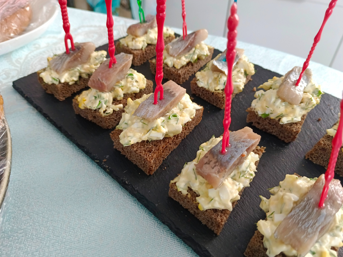 Необычная закуска с сельдью на черном хлебе