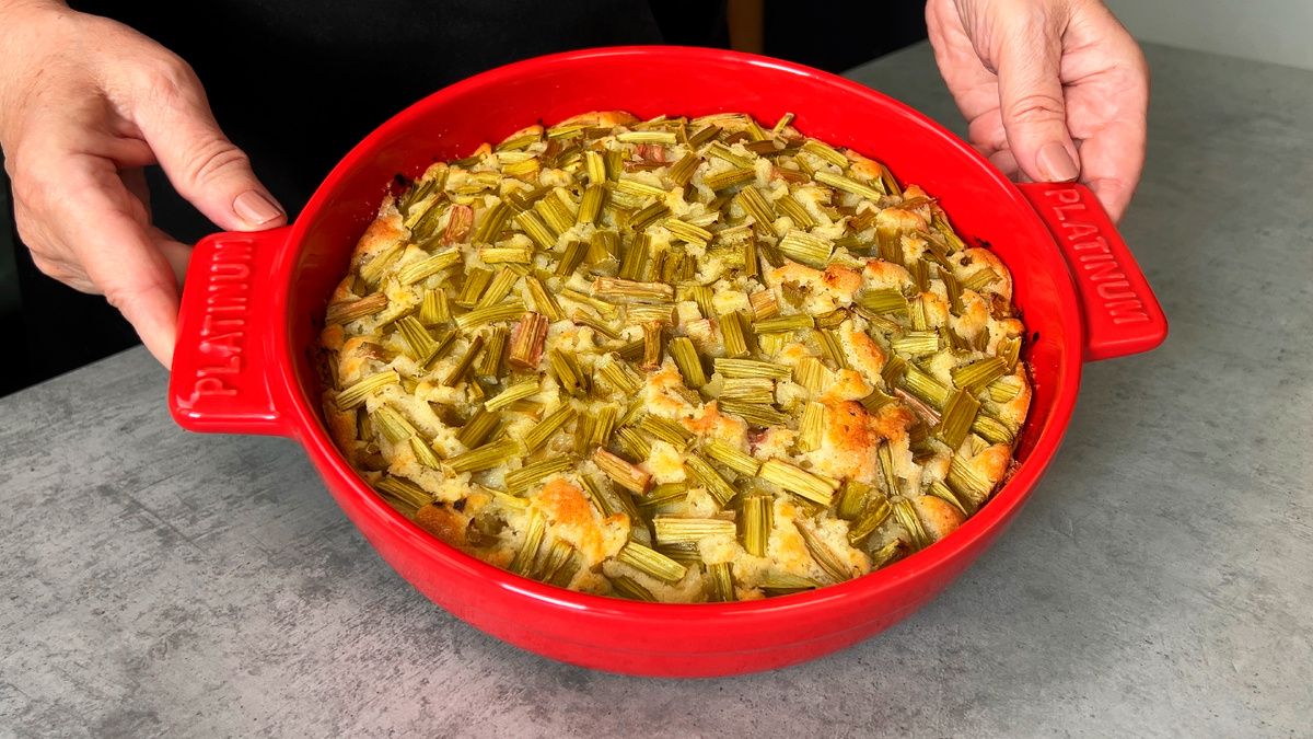 Пирог с ревенем: простой и аппетитный рецепт для дружеского чаепития