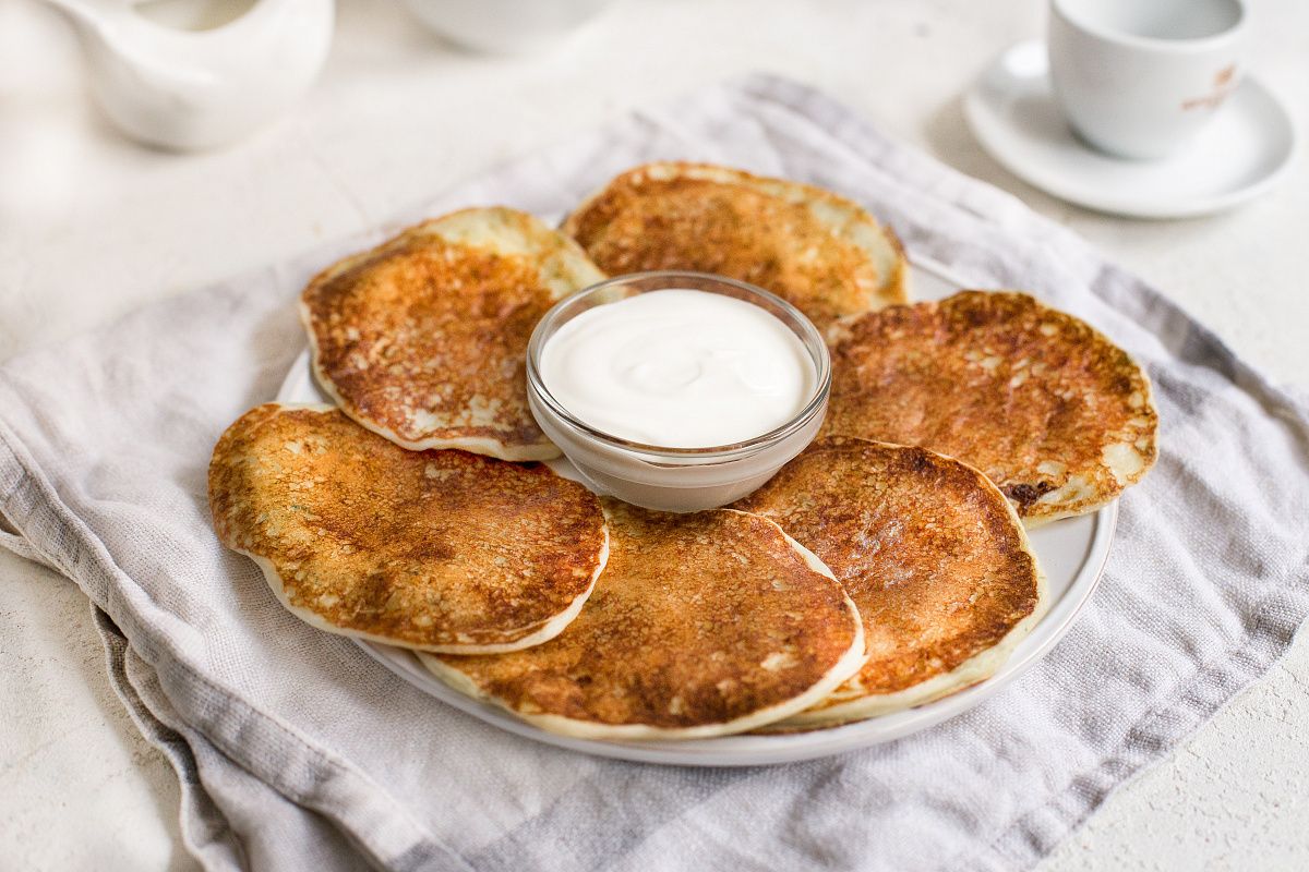 Простой рецепт творожных оладий на кефире с нежной сметаной