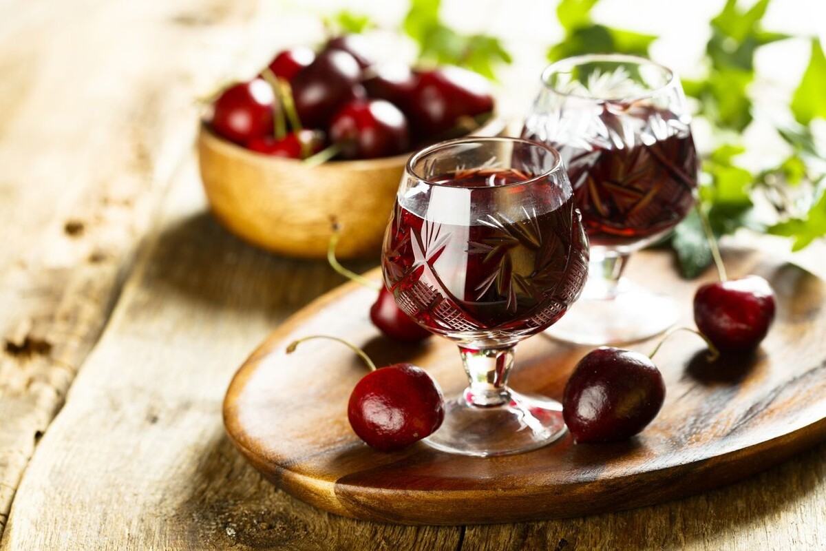 Приготовление домашних настоек: от классической вишневки до яркой клюковки