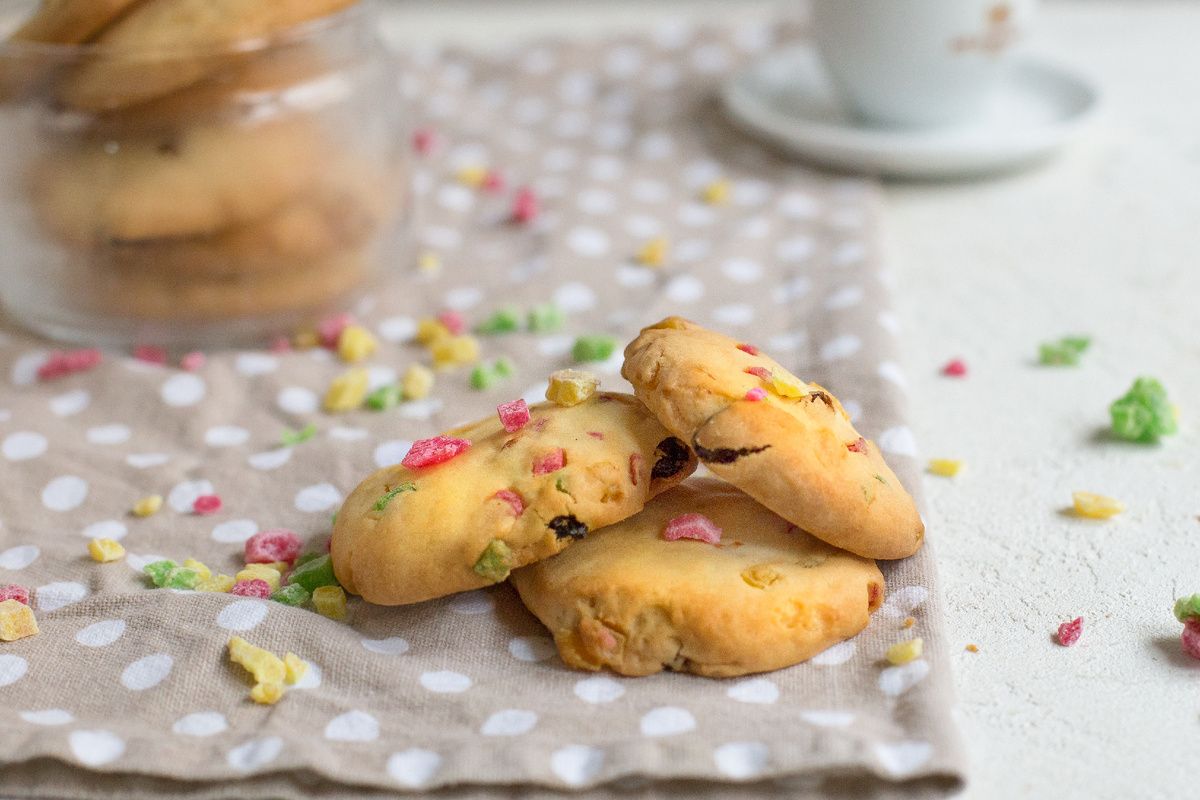 Нежное песочное печенье с цукатами для любого застолья