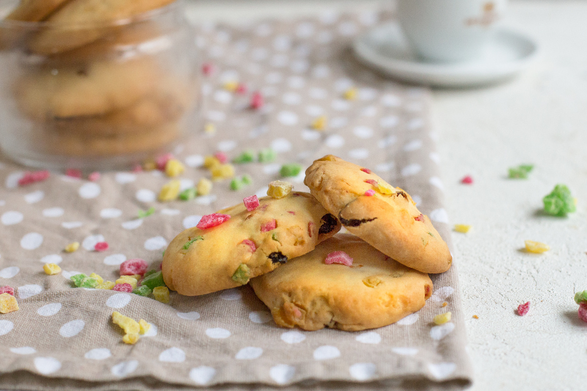 Нежное песочное печенье с цукатами для любого застолья