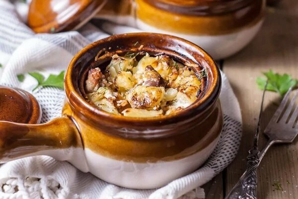 Теплое объятие горшочка: картофель с курицей и грибами