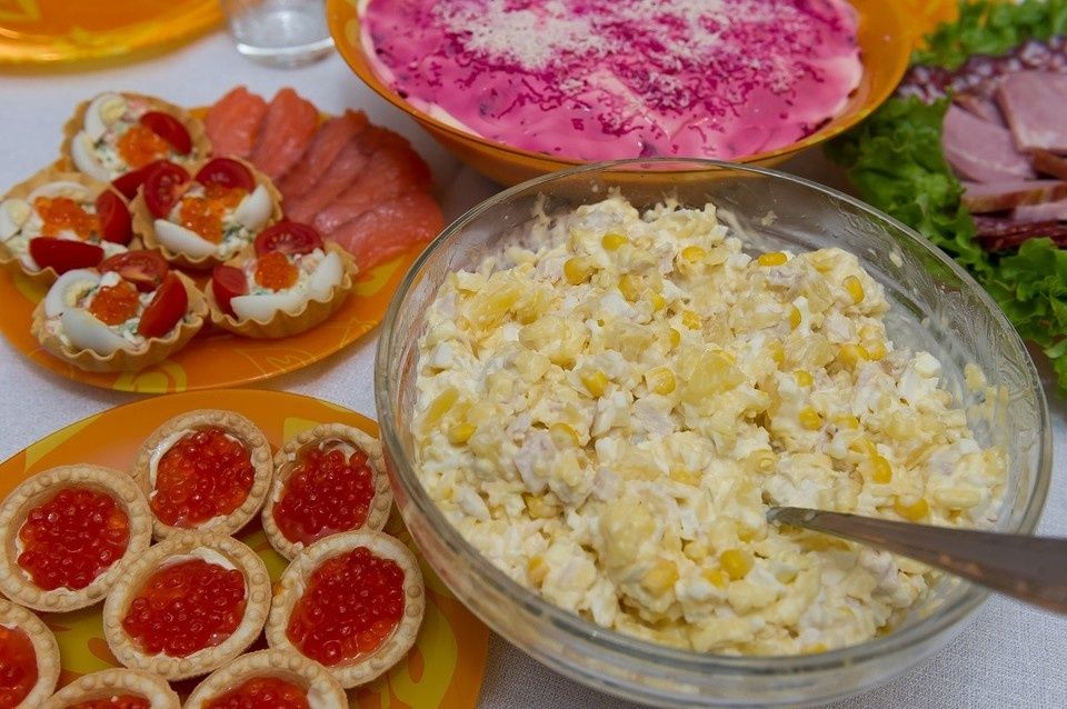 Нутрициолог предупреждает о рисках чрезмерного употребления салатов с майонезом