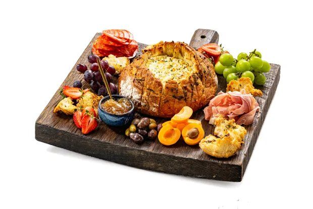 Как приготовить запеченный камамбер в хлебе: ароматное угощение для вечеринки