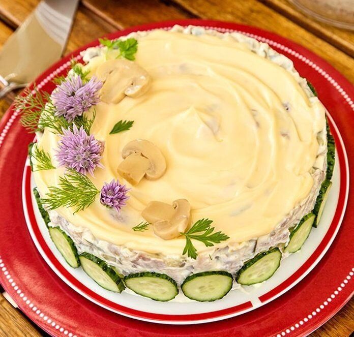 Вкусный куриный салат с грибами и огурцами для вашего стола
