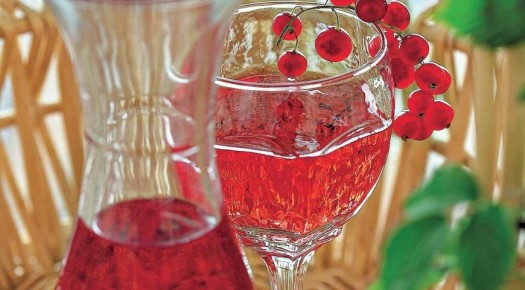 Как приготовить домашнее клубнично-смородинное вино