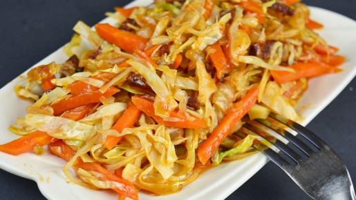 В сердце кухни: бархатная тушеная капуста с колбасой, которую стоит попробовать