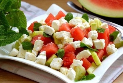 Освежающий салат с арбузом и фетой: необычные вкусы на вашем столе