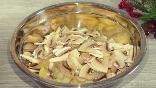 Вкусный ужин за полчаса: картошка с грибами и луком в мультиварке