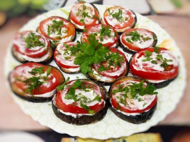 Как быстро приготовить жареные баклажаны с помидорами и сметанным соусом