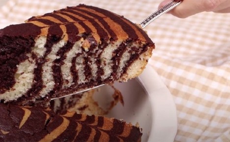 Как легко создать торт «Зебра» на кефире и манке