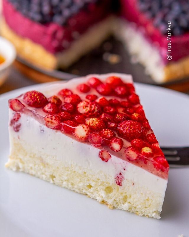 Нежный йогуртовый торт с земляникой