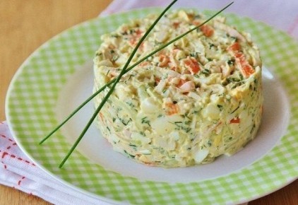 Как быстро приготовить крабовый салат с огурцом и зелёным луком