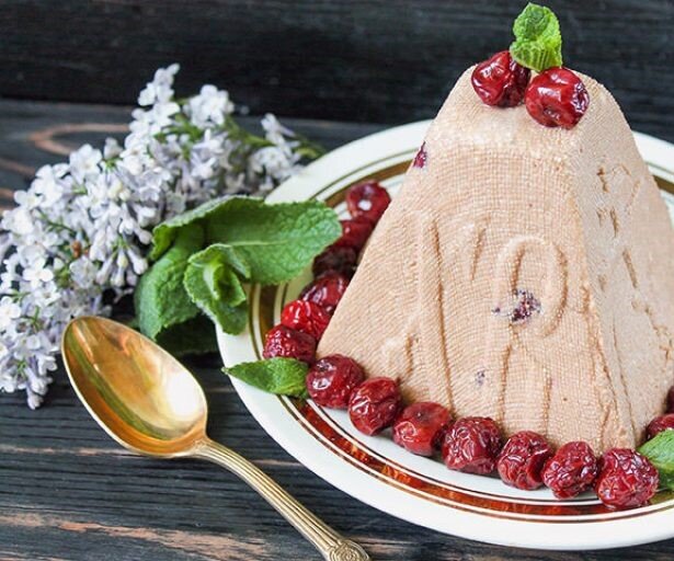 Вкусная традиция: Заурная пасха с ягодами, как символ благополучия на Руси