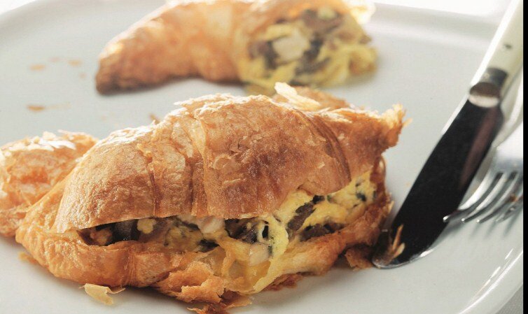 Круассаны с омлетом в стиле Аньес Сорель: завтрак на высшем уровне