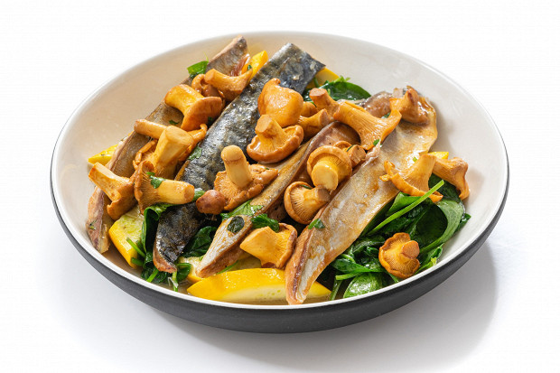 Сочные котлеты на мангале с овощами и деликатесами