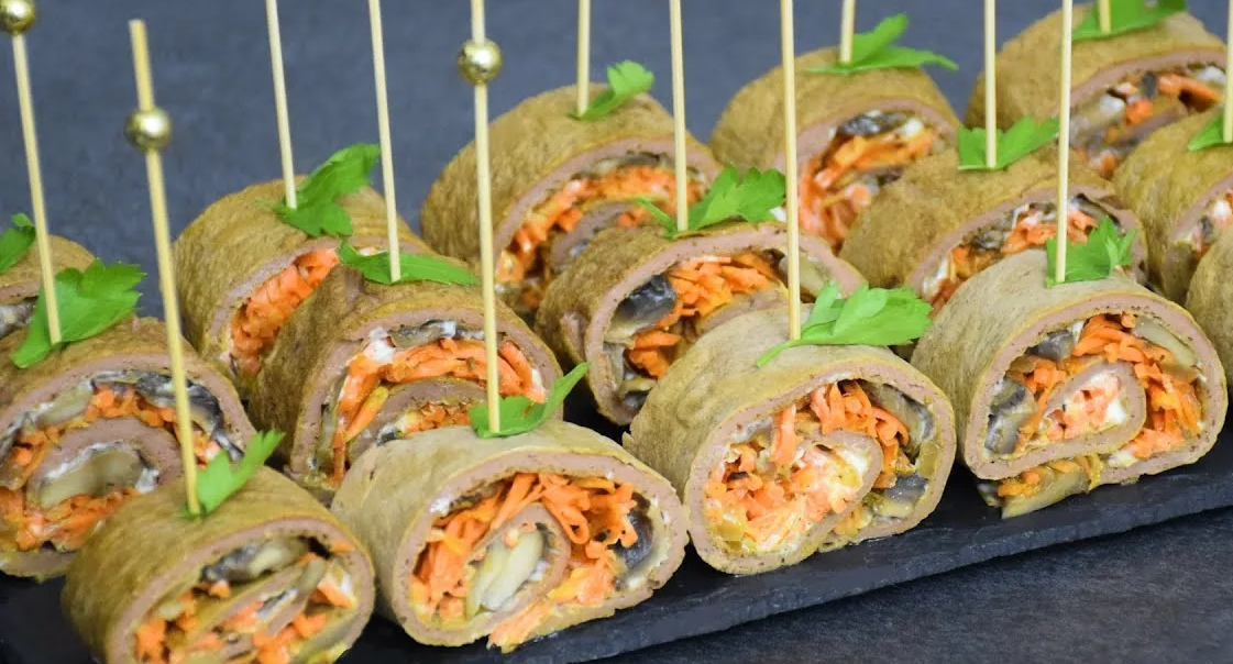 Печёночные рулетики с морковью и грибами: изысканная закуска для любого торжества