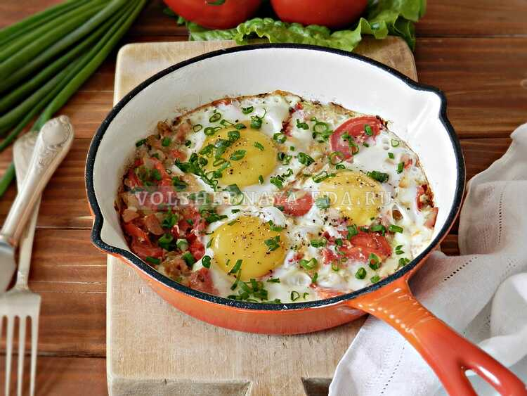 Завтрак вашей мечты: яичница с луком и помидорами