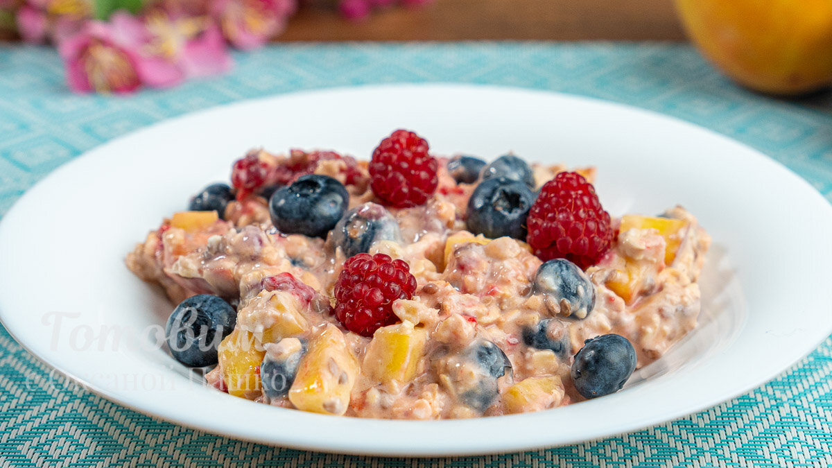 Летний завтрак с овсянкой и ягодами: легко и быстро