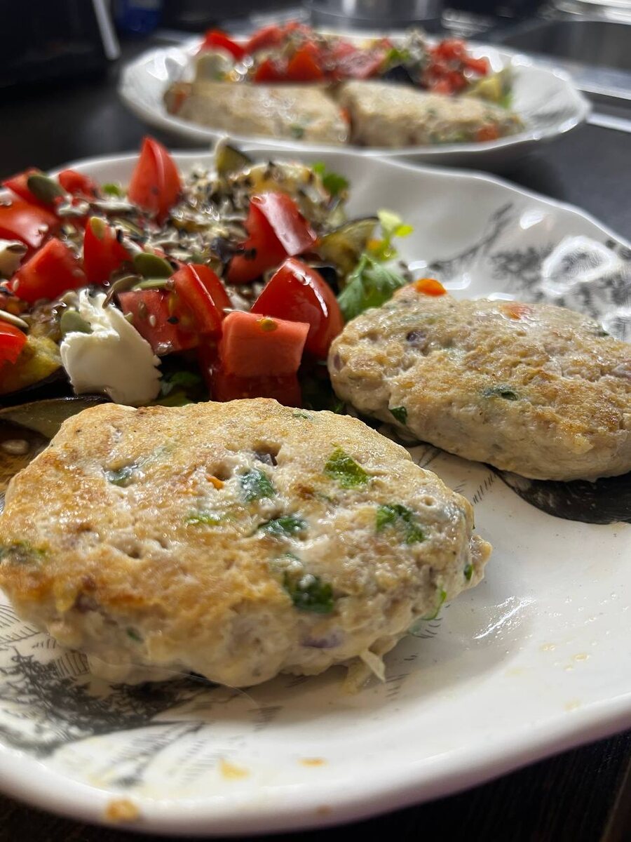 Куриные котлеты с зеленью, луком и перцем