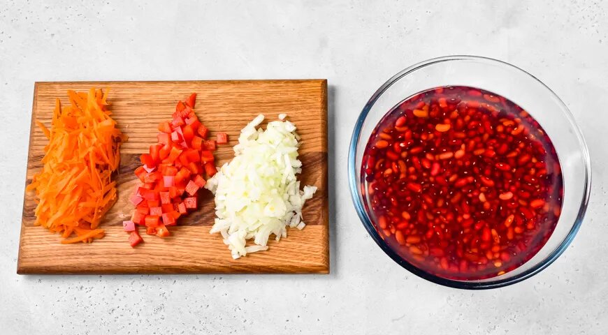 Сытный суп с копчеными ребрышками и фасолью