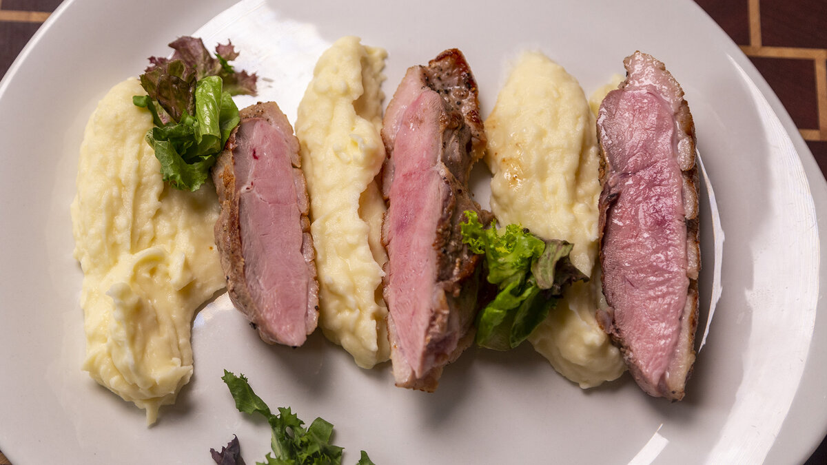 Как удивить близких: утиную грудку и картофельное пюре легко приготовить