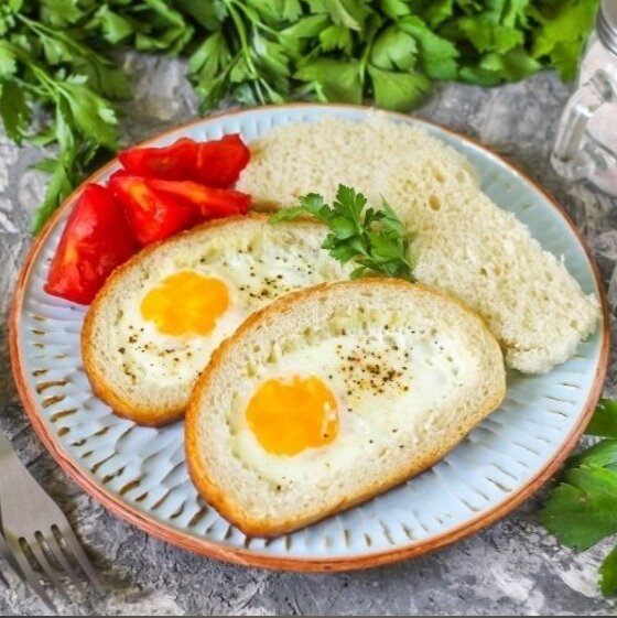 Необычная яичница в батоне