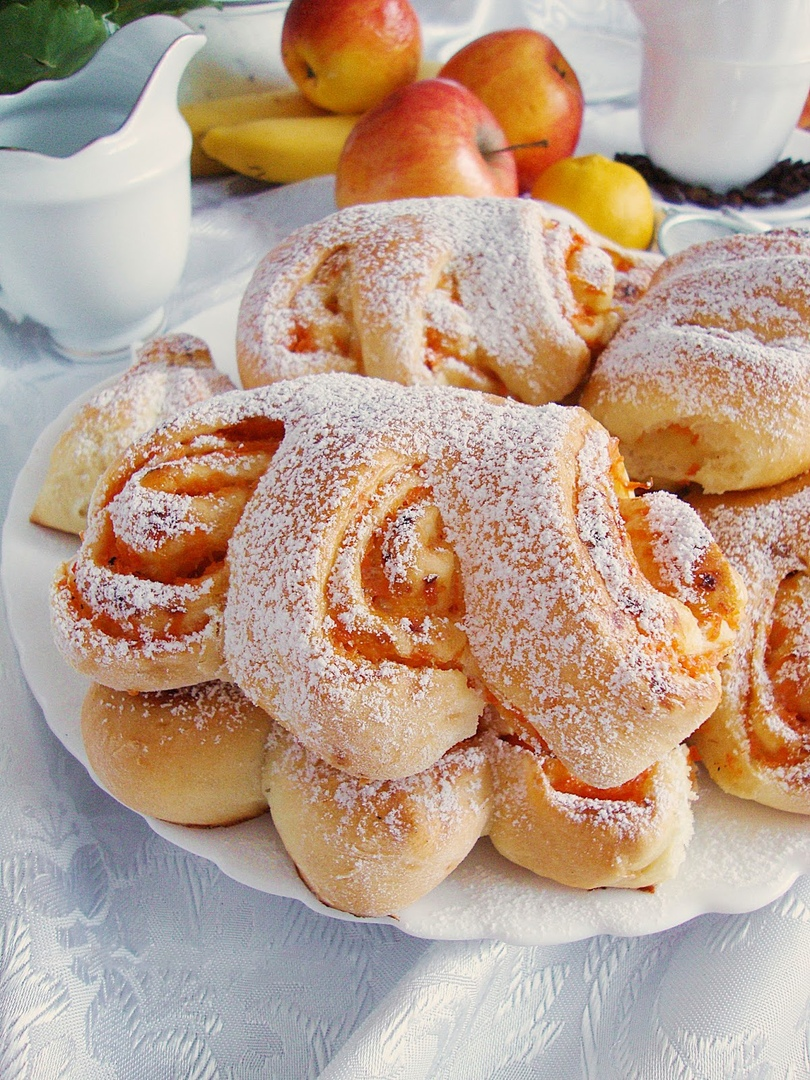 Нежные булочки с яблочно-морковным джемом